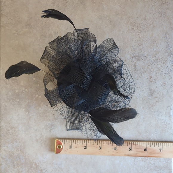 Black fascinator headpiece with veiled face - Picture 7 of 7